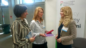 Pokaż zdjęcie: przedstawicielki Głównego Urzędu Miar odwiedziły stoisko Oddziału Świętokrzyskiego PFRON