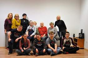 Pokaż zdjęcie: Mentorki i młodzież (fot. źródło www.gdansk.pl)