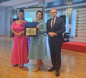 Pokaż zdjęcie: Dyrektor Oddziału Świętokrzyskiego PFGRON Andrzej Michalski wręczył dyrektor ŚDS w Józefinie  Marzenie Studnickiej okolicznościowy grawerton 