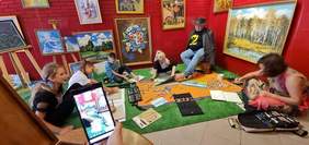 Pokaż zdjęcie: Stanisław Kmiecik i Martynka Gruca wraz z Gośćmi   podczas obchodów III Dnia Artystów Malujących ustami i stopami