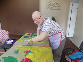 Podopieczny WTZ w Lipnie podczas tworzenia pracy na konkurs. Zdjęcie pochodzi ze zbiorów WTZ w Lipnie. 