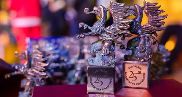 Pokaż zdjęcie: Mosiężny gryf  stoi na sześcianie z wygrawerowanym napisem 25 lat SAMORZĄDU WOJEWÓDZTWA POMORSKIEGO (Fot. Karol Stańczak)