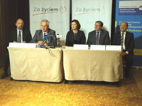 Pokaż zdjęcie: Konferencja prasowa, od lewej: Mirosław Przewoźnik-Dyrektor Biura Pełnomocnika Rządu ds. Osób Niepełnosprawnych w MRPiPS, Krzysztof Michałkiewicz-Sekretarz Stanu w MRPiPS, Ewa Leniart-Wojewoda Podkarpacki, Tomasz Maruszewski-Zastępca Prezesa PFRON