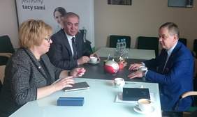 Pokaż zdjęcie: od lewej: Marta Mordarska – dyrektor Małopolskiego Oddziału PFRON, Lesław Blacha - Wójt Gminy Gołcza, Krzysztof Świerczek- Wojewódzki Komendant OHP