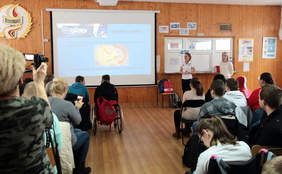 Pokaż zdjęcie: Spotkanie Luizy Złotkowskiej z podpopiecznymi Zespołu Placówek Edukacyjno-Rewalidacyjnych w Grudziądzu