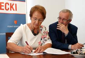 Pokaż zdjęcie: Maria Gubała – starosta gorlicki, Stanisław Kaszyk, wicestarosta podczas podpisywania umowy  w ramach Programu Wyrównywania Różnic Między Regionami III