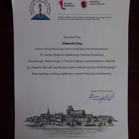 Pokaż zdjęcie: Podziękowanie za wykład złozone na ręce p. Dyrektor