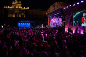 Pokaż zdjęcie: Tłum na Krakowskim Rynku podczas Finału Zaczarowanej Piosenki