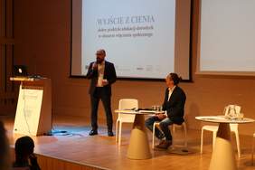 Pokaż zdjęcie: konferencja pn. „WYJŚCIE Z CIENIA" (od lewej) Jarosław Józefczyk Z-ca Dyrektora MOPS w Gdyni, Koordynator projektu - Piotr Harhaj