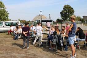 Pokaż zdjęcie: 20-lecie ŚDS w Rajkowach - Happening - uczstnicy bawią się z zaproszonymi gośćmi