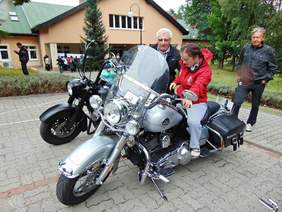 Pokaż zdjęcie: Uczestnicy XV Festynu Integracyjnego „Barierom Stop" w Lisówkach