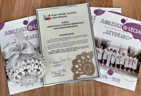 Pokaż zdjęcie: Folder wydany z okazji jubileuszu Koła SZYDEŁKO oraz podziękowania oprawione w ramę, skierowane do zarządu PFRON