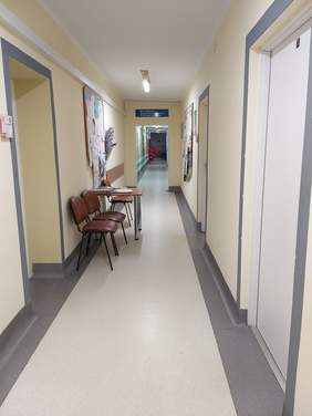 Pokaż zdjęcie: Oględziny ciągów komunikacyjnych w PCPR w Prudniku przeprowadzane przez eksperta BHP i konsultantów Punktu Kontaktowego PFRON