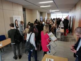 Pokaż zdjęcie: Tłum zainteresowanych studentów