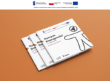 Grafika informacyjna dotycząca Kompasu Dostępności. U góry znajdują się logotypy programu Fundusze Europejskie dla Rozwoju Społecznego, Rzeczpospolitej Polskiej oraz Unii Europejskiej. Poniżej tekst: „Budowa i rozwój systemu nadzoru rynku w zakresie dostępności produktów i usług”. Na środku grafiki, na pomarańczowym tle umieszczono trzy broszury, ułożone jedna na drugiej, prezentujące Kompas Dostępności.