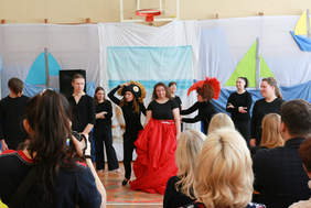 Pokaż zdjęcie: Występy artystyczne na scenie