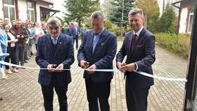 Akt przecięcia wstęgi przez (od lewej) Wicestarostę Powiatu Kujawsko-Pomorskiego Pana Michała Ramlau, Wójta Gminy Chełmża Pana Jacka Czarneckiego oraz Członka Prezydium Zarządu Głównego Towarzystwa Przyjaciół Dzieci Pana Józefa Bogdaszewskiego