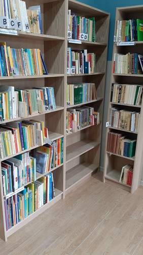 Biblioteka w WTZ-cie - półki z książkami