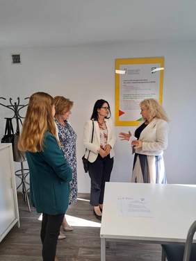 Uczestniczki uroczystego otwarcia podczas rozmów w pomieszczeniu punktu CIDON