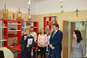 Pokaż zdjęcie: Marta Mordarska-dyrektor małopolskiego Oddziału PFRON z Dariuszem Reśko-burmistrzem Krynicy-Zdrój na spotkaniu w ŚDS