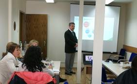 Pokaż zdjęcie: Pan Łukasz Żmuda – dyrektor Oddziału Opolskiego przedstawia gościom z Gruzji  misję, mechanizm działania i strukturę Państwowego Funduszu Rehabilitacji Osób Niepełnosprawnych