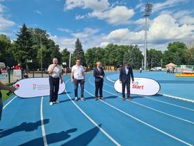 Pokaż zdjęcie: na zdjęciu stadion MOSiR w Sieradzu władze powiatowe, organizatorzy i sponsorzy oficjalnie otwierają zawody    
