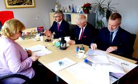 Przedstawiciele Oddziału Kujawsko-Pomorskiego PFRON i Powiatu Nakielskiego podczas podpisywania umów