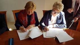 Pokaż zdjęcie: Podpisywanie umów na realizację zadań zlecanych z organizacjami pozarządowymi z powiatu wadowickiego.