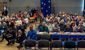Pokaż zdjęcie: widzowie oraz jury festiwalu regionalnego