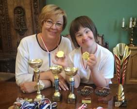 Pokaż zdjęcie: Dyrektor Marta Mordarska oraz multimedalistka Agnieszka Kociołek