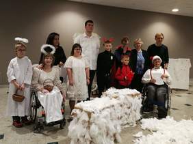 Pokaż zdjęcie: Wigilia Stowarzyszenia Pomocy Osobom Niepełnosprawnym w Sopocie - występ podopiecznych