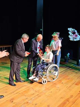 Pokaż zdjęcie: Składanie podziękowań 