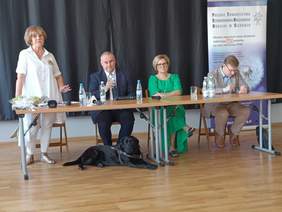 Pokaż zdjęcie: Udzielanie odpowiedzi na pytania zaproszonych gości