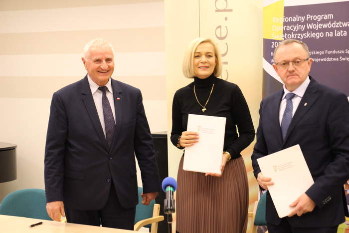 Pokaż zdjęcie: podpisanie umowy dla Fundacji San Giovani 