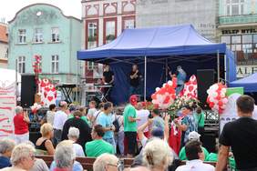 Pokaż zdjęcie: Festyn Przyjaźni „Tacy Sami” w Tczewie - wystep artystów na scenie