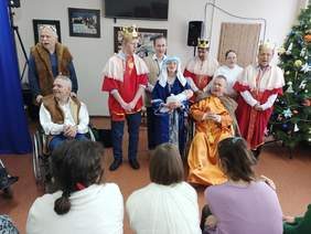 Pokaż zdjęcie: Podopieczni WTZ wprowadzili wszystkich w świąteczny nastrój prezentując bożonarodzeniowe jasełka