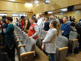 Pokaż zdjęcie: Warsztaty teatralne z mowy ciała prowadzone przez studentów aktorstwa z teatru STA w Poznaniu