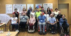 Pokaż zdjęcie: na zdjęciu: grupa uczestników oraz trenerzy  majowego warsztatu w Ośrodku SOLPARK w Kleszczowie