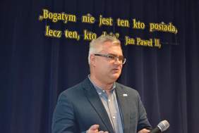 Pokaż zdjęcie: Przemówienie przedstawiciela PFRON Adama Dejneki