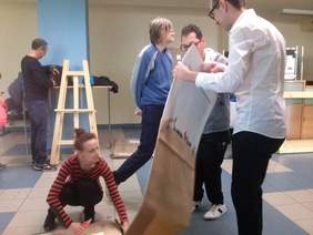 Montaż wystawy Pragnę zwyciężać przez uczestników WTZ Ośrodka Najświętsze Serce Jezusa w Rudzie Śląskiej