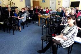 Uczestnicy spotkania podczas prezentacji, przedstawianej przez Dyrektor K-P Oddziału PFRON - Aleksandrę Gierej