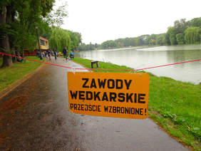 Pokaż zdjęcie: Zabezpieczony teren Zawodów Wędkarskich nad Zalewem Nowohuckim