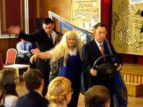 Występy uczstników warsztatów - "jadą" busem z kartonu