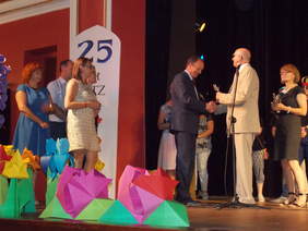 Kierownik Warsztatu Terapii Zajęciowej Marian Sowiński wręcza okolicznościową statuetkę Dyrektorowi Oddziału Podkarpackiego PFRON