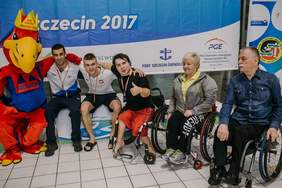 Pokaż zdjęcie: Zawodnicy fotografują się z maskotką klubu KSI Start - gryfem