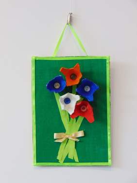 Pokaż zdjęcie: Praca wykonana z guzików i innych przedmiotów codziennego użytku