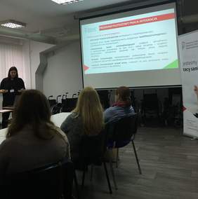 Pokaż zdjęcie: Anna Brych z Oddziału Wielkopolskiego PFRON przedstawia korzyści wynikające z przystąpienia do pilotażowego programu PFRON „Praca-Integracja”
