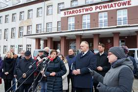 Pokaż zdjęcie: Od lewej: wicestarosta pilski Stefan Piechocki, dyrektor Oddziału Wielkopolskiego PFRON Anna Skupień, starosta pilski Eligiusz Komarowski