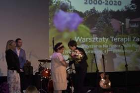 Pokaż zdjęcie: Anna Skupień, dyrektor Oddziału Wielkopolskiego PFRON wręcza kwiaty p. Jolancie Grzech, kierownik WTZ w Gębicach z okazji jubileuszu XX-lecia istnienia placówki