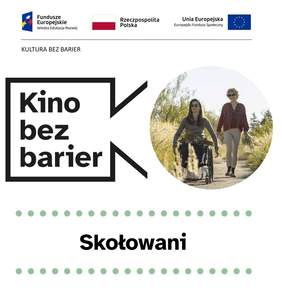 Pokaż zdjęcie: Na górze widnieją logotypy: Funduszy Europejskich – Programu Wiedza Edukacja Rozwój, Rzeczpospolitej Polskiej oraz Unii Europejskiej – Europejskiego Funduszu Społecznego. Nieco niżej, pod niebieską kreską, oddzielającą niniejsze logotypy, widnieje sformułowanie: „Kultura bez barier”. Jeszcze niżej możemy dostrzec logo „Kina bez barier” na białym tle, jak również kadr z filmu „Skołowani”, który przedstawia uśmiechniętego mężczyznę w okularach na wózku inwalidzkim oraz uśmiechniętą kobietę w okularach, idącą polną ścieżką obok niego. Mężczyzna trzyma na kolanach bukiet polnych kwiatów, natomiast kobieta także ma bukiet polnych kwiatów, tylko w swojej lewej dłoni. Poniżej widoczny jest ponadto duży czarny tytuł „Skołowani” pomiędzy dwoma rzędami zielonych kropek.